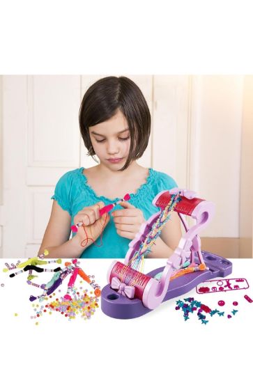 صورة مجموعة صنع الأساور والمجوهرات هذه هي أداة إبداعية مخصصة للأطفال، وتتضمن آلة لنسج الخيوط لصنع الأساور الملونة والفريدة.